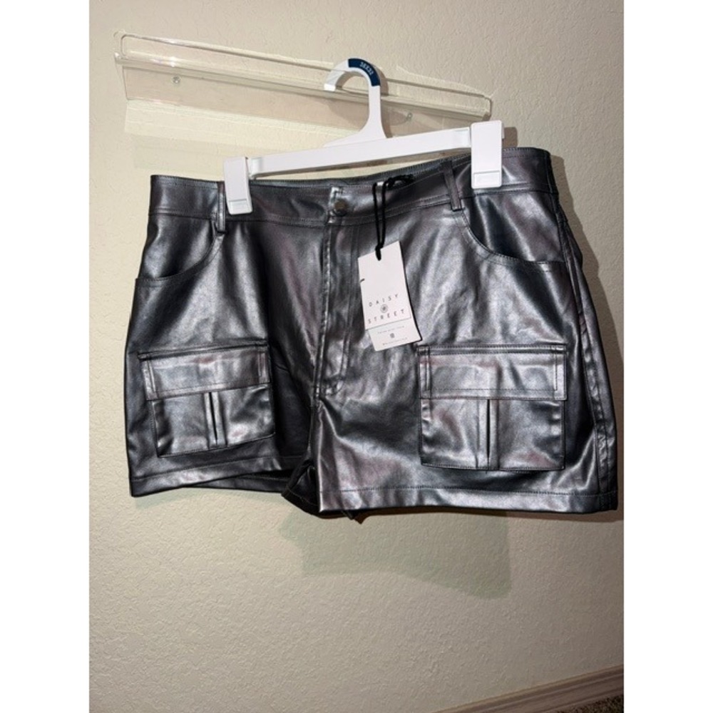 Daisy Street Metallic Gunmetal Faux Leather Cargo Shorts Womens XL NWT Silver